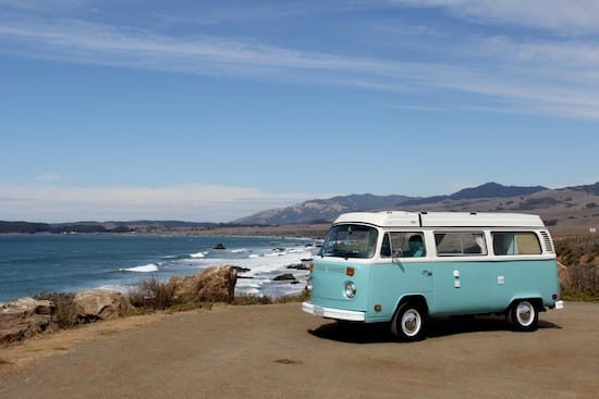 comprar coche australia fotografía de una VAN azul en un acantilado